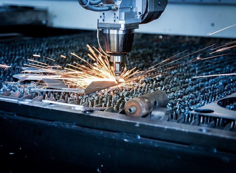 Ein automatisches Schweißgeärt sprüht Funken über einem metallischen Werkstück.